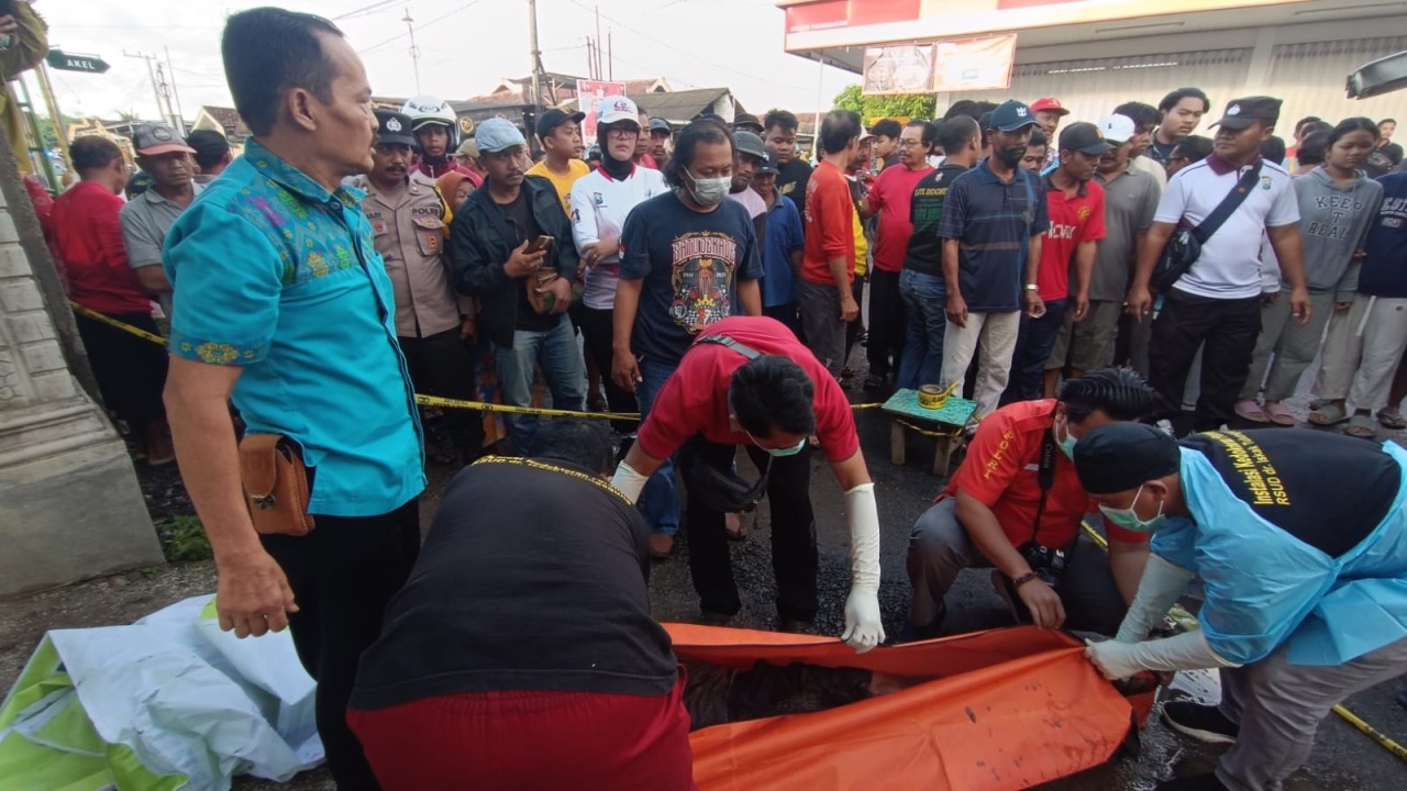 Polisi saat mengevakuasi jenazah AS pelajar Tulungagung di pinggir jalan. (Foto: Dok. Polres Tulungagung)