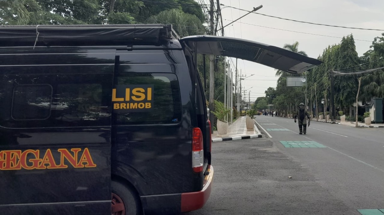 Evakuasi tas diduga berisi bom di depan Balai Kota. (Foto : Yanuar Dedy/jatimnow.com)