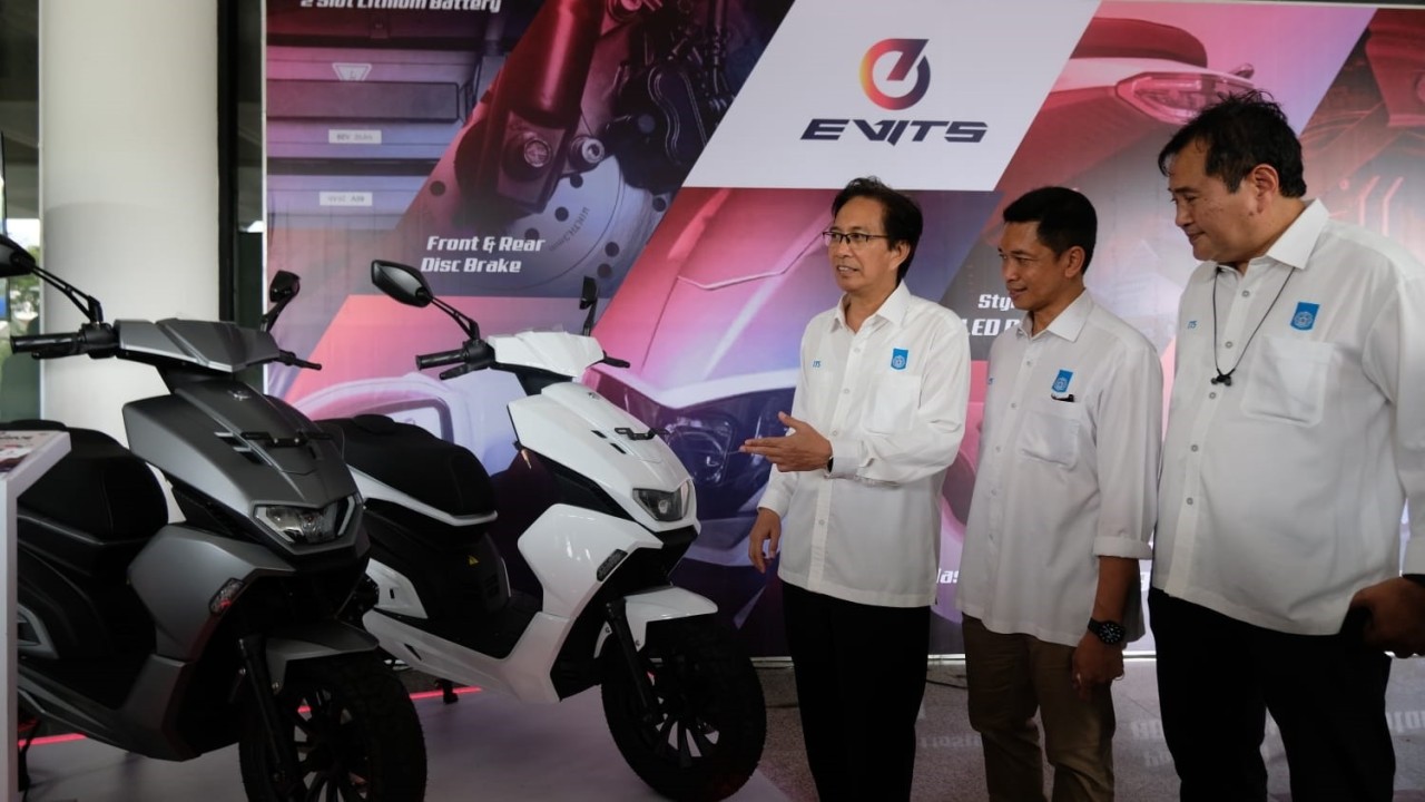 Rektor ITS Prof Dr Ir Mochammad Ashari MEng, Wakil Rektor IV ITS Bambang Pramujati ST MSc Eng PhD, Direktur PT ITS Tekno Sains Dr Ir I Ketut Gunarta MT (kiri-kanan) saat memamerkan motor listrik EVITS TS-1. (Foto: Humas ITS)