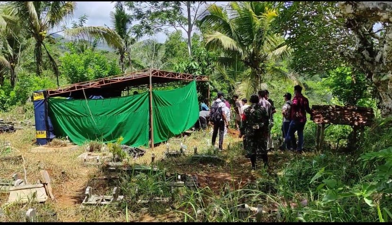 Pembongkaran makam remaja di Pacitan. (Foto: Ahmad Fauzani/jatimnow.com)