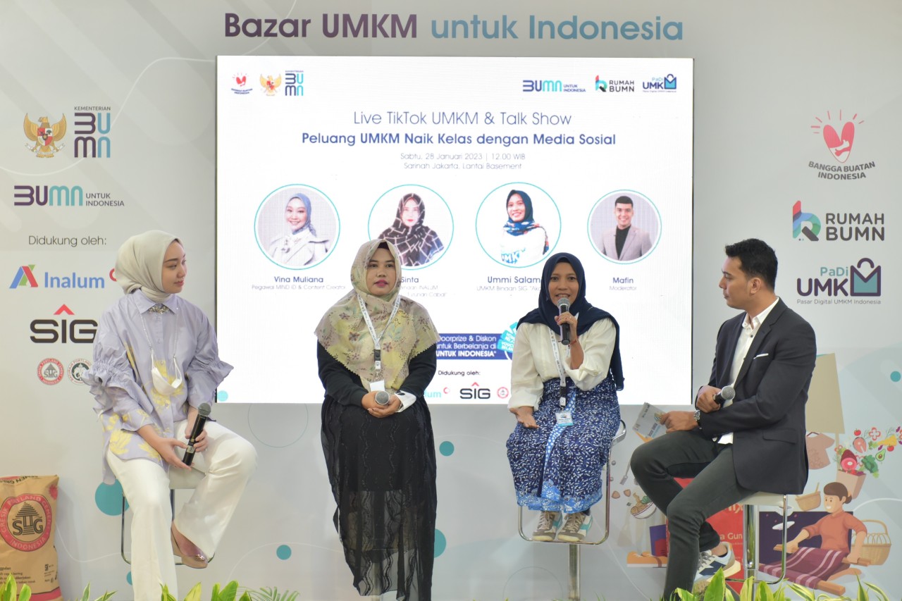 Ummi Salamah, pemilik usaha Akar Jawi, menjadi narasumber dalam talk show "Peluang UMKM Naik Kelas dengan Media Sosial" yang digelar dalam rangkaian Bazar UMKM untuk Indonesia di Gedung Sarinah, Jakarta, pada 28 Januari 2023. (Foto: Humas SIG)