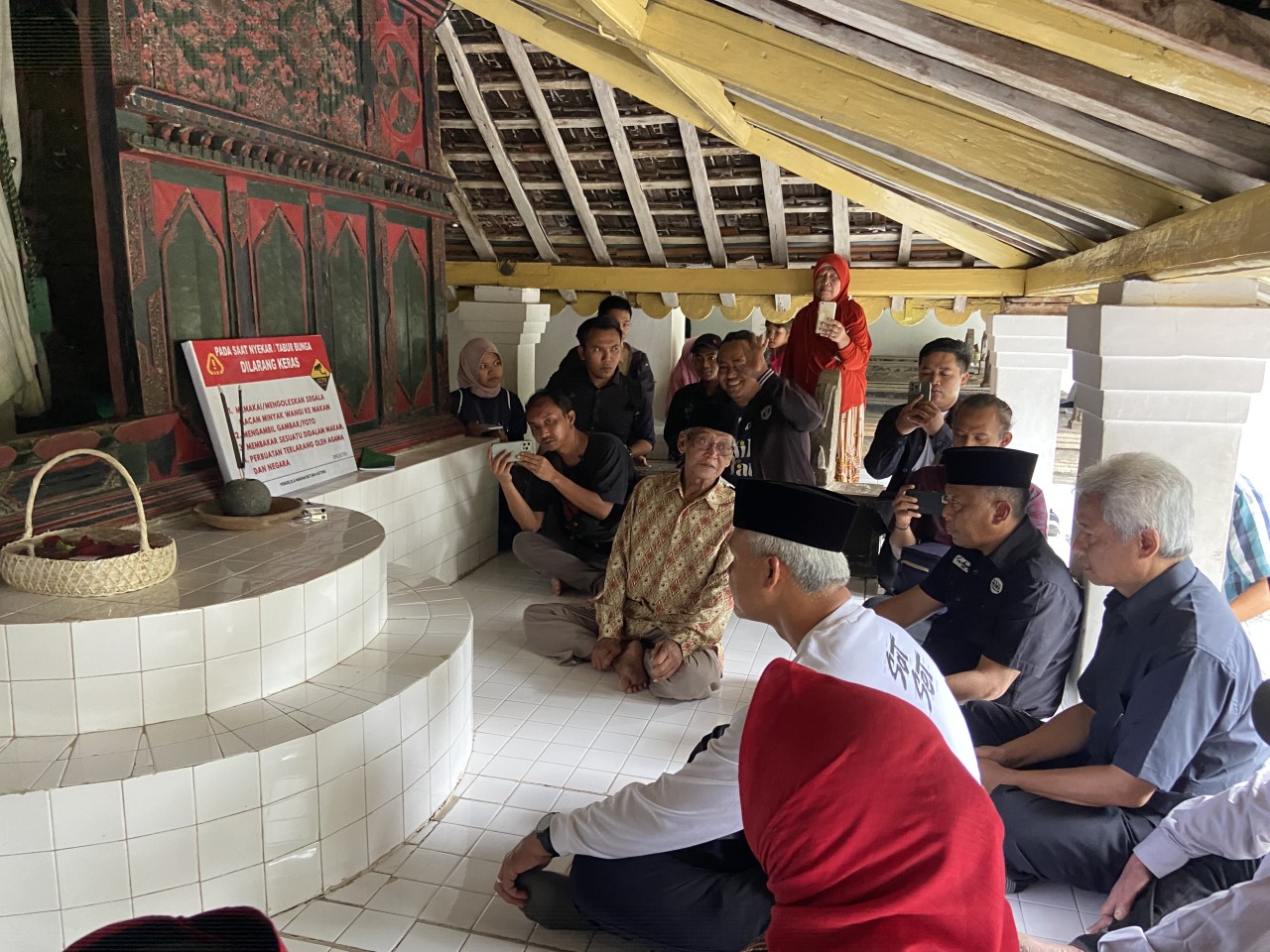 Capres Ganjar Pranowo saat ziarah ke pendiri Ponorogo (Foto: Ahmad Fauzani/jatimnow.com)