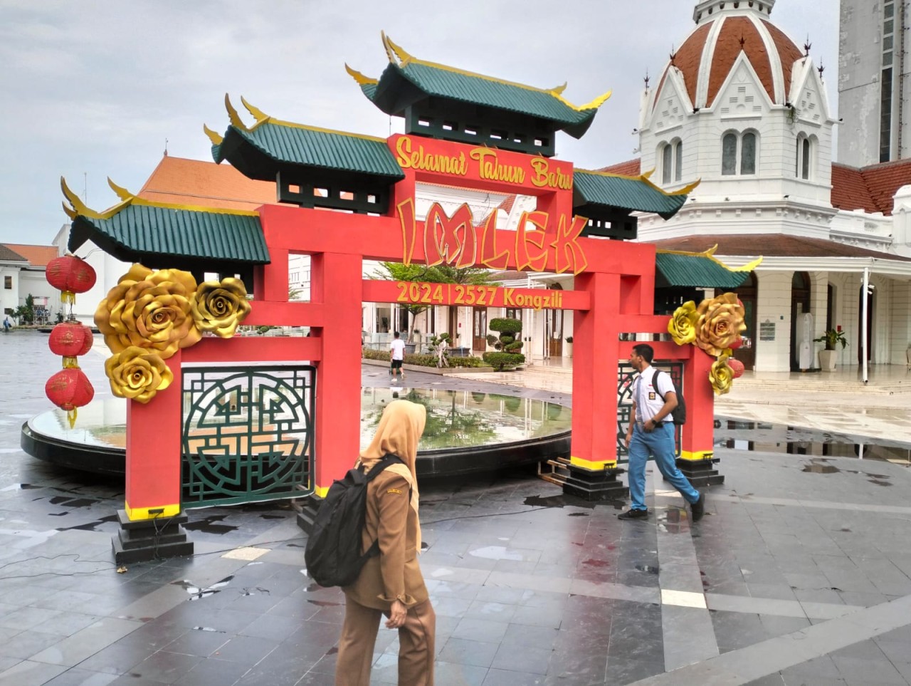 Gapura nuansa pecinan mulai dipasang di Halaman Balai Pemuda Surabaya (foto: Pemkot Surabaya for jatimnow.com)