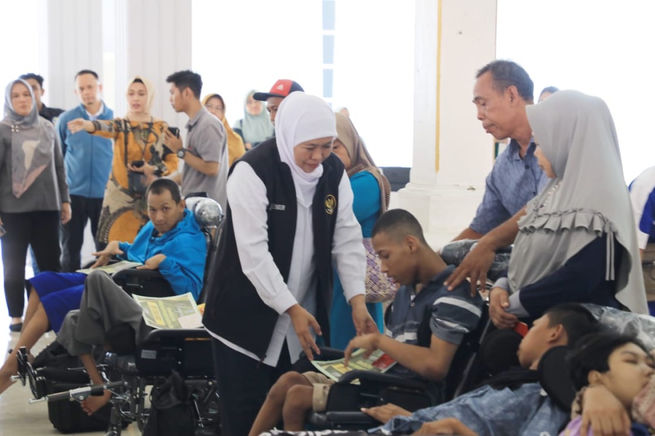 Gubernur Khofifah Salurkan Bansos di Pasuruan, Tekan Angka Kemiskinan Ekstrem