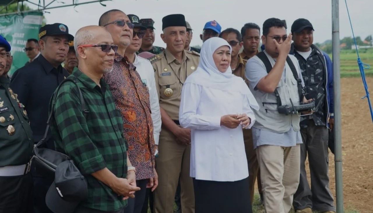 Gubernur Jawa Timur, Khofifah Indar Parawansa, meninjau pengembangan pertanian dengan teknologi baru di Bangkalan.