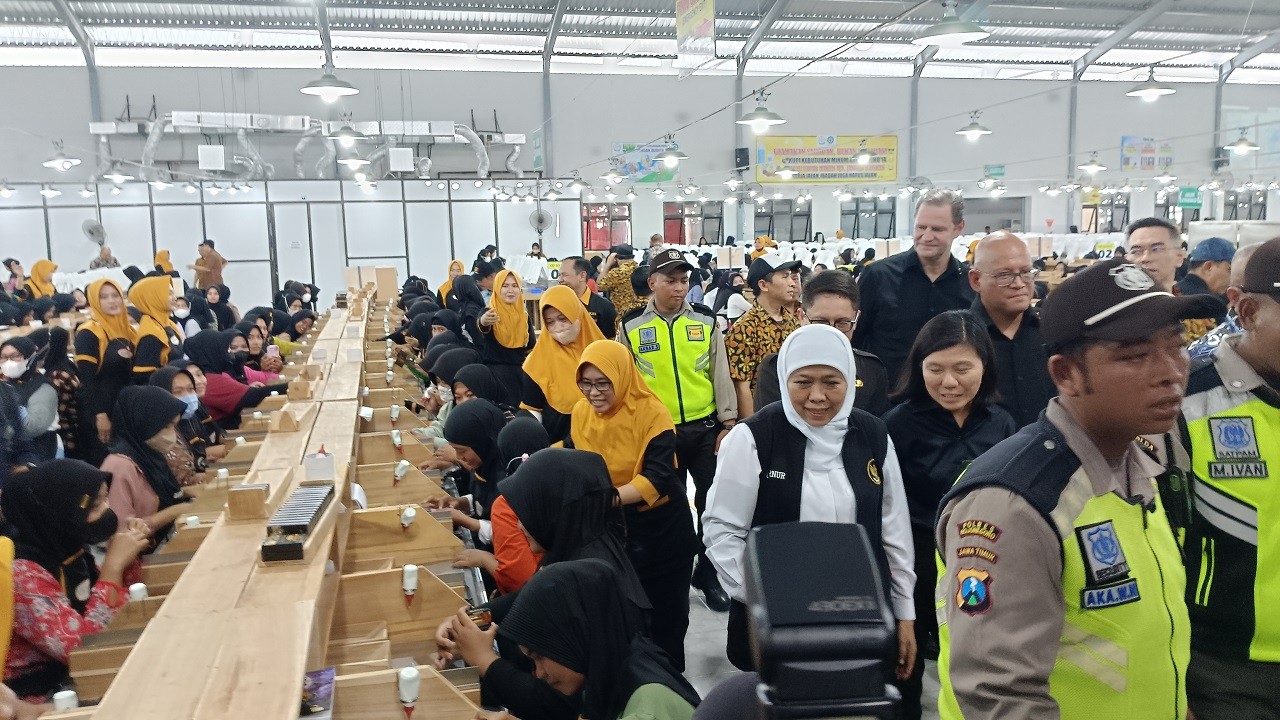 Gubernur Jatim Khofifah Indar parawansa saat berkeliling di pabrik MPS PT Kareb Alam Sejahtera Dander Bojonegoro (Foto: Misbahul Munir/jatimnow.com)