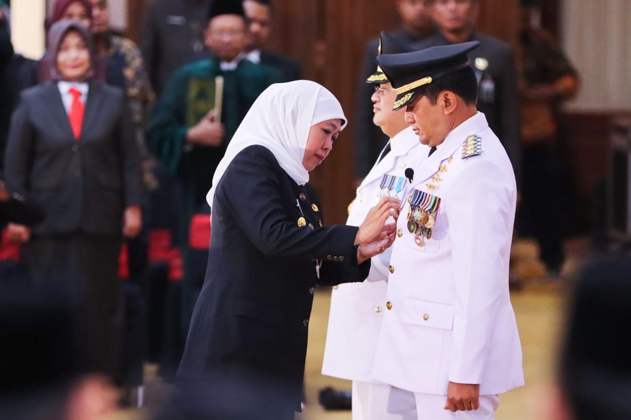 Gubernur Khofifah saat menyematkan tanda jabatan pada Pj Wali Kota Probolinggo Nurkholis (foto: Humas Pemprov Jatim for jatimnow.com)