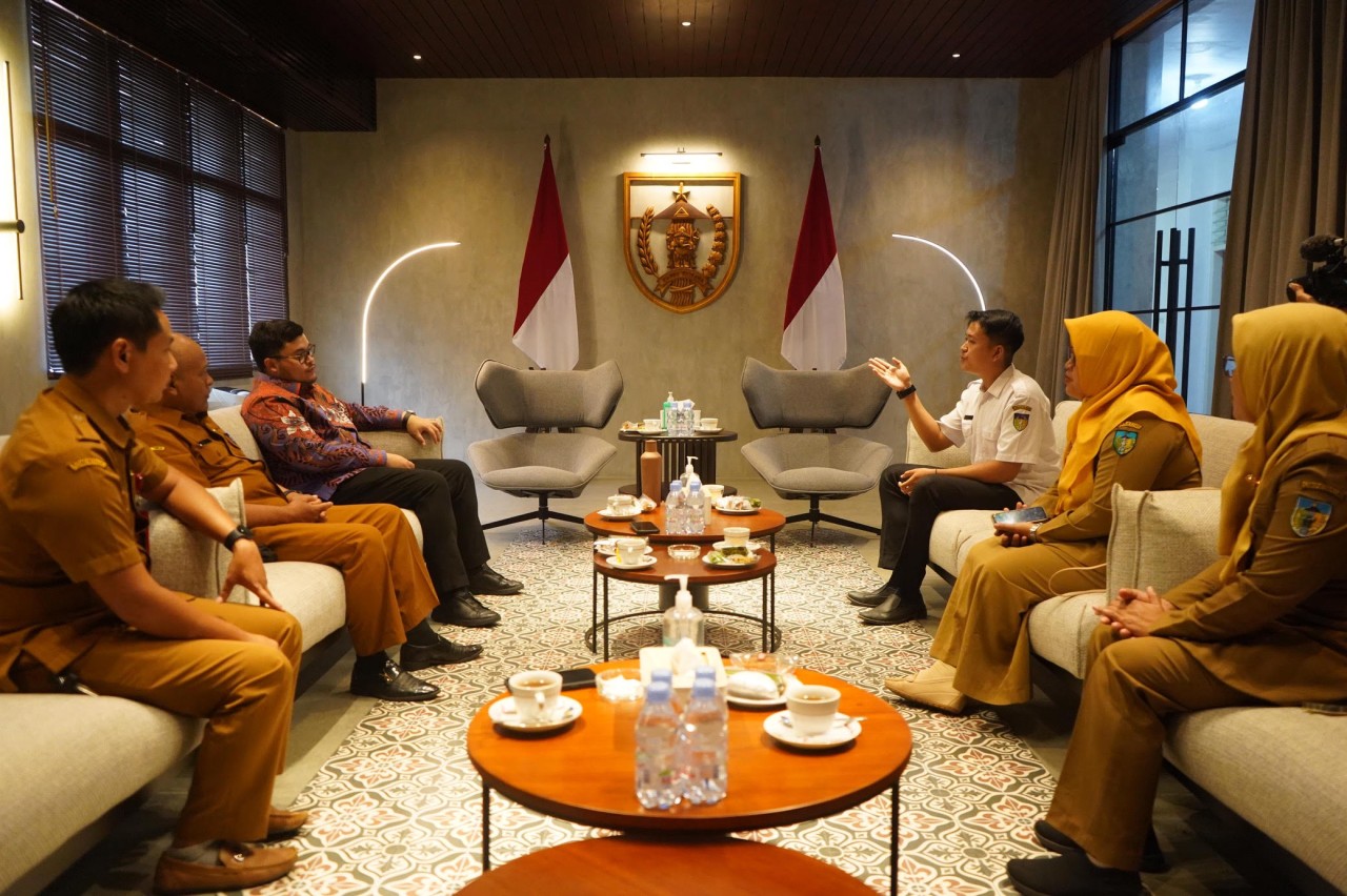 Marga Cistha saat bertemu Mas Dhito. (Foto : Pemkab Kediri/jatimnow.com)