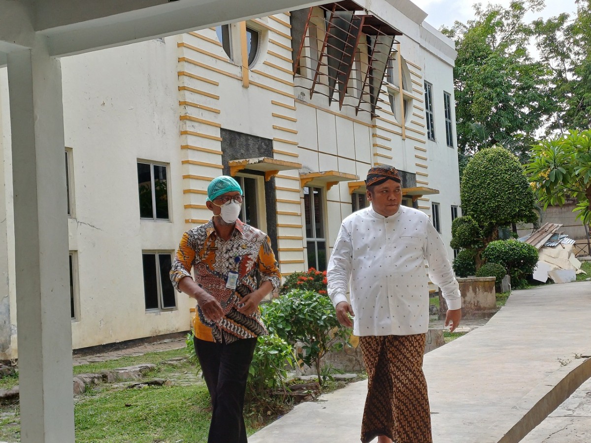 Gus Nabil, anggota Komisi IX DPR RI saat meninjau penanganan Covid-19 di Lamongan. (Foto : Adyad Ammy Iffamsah/jatimnow.com)