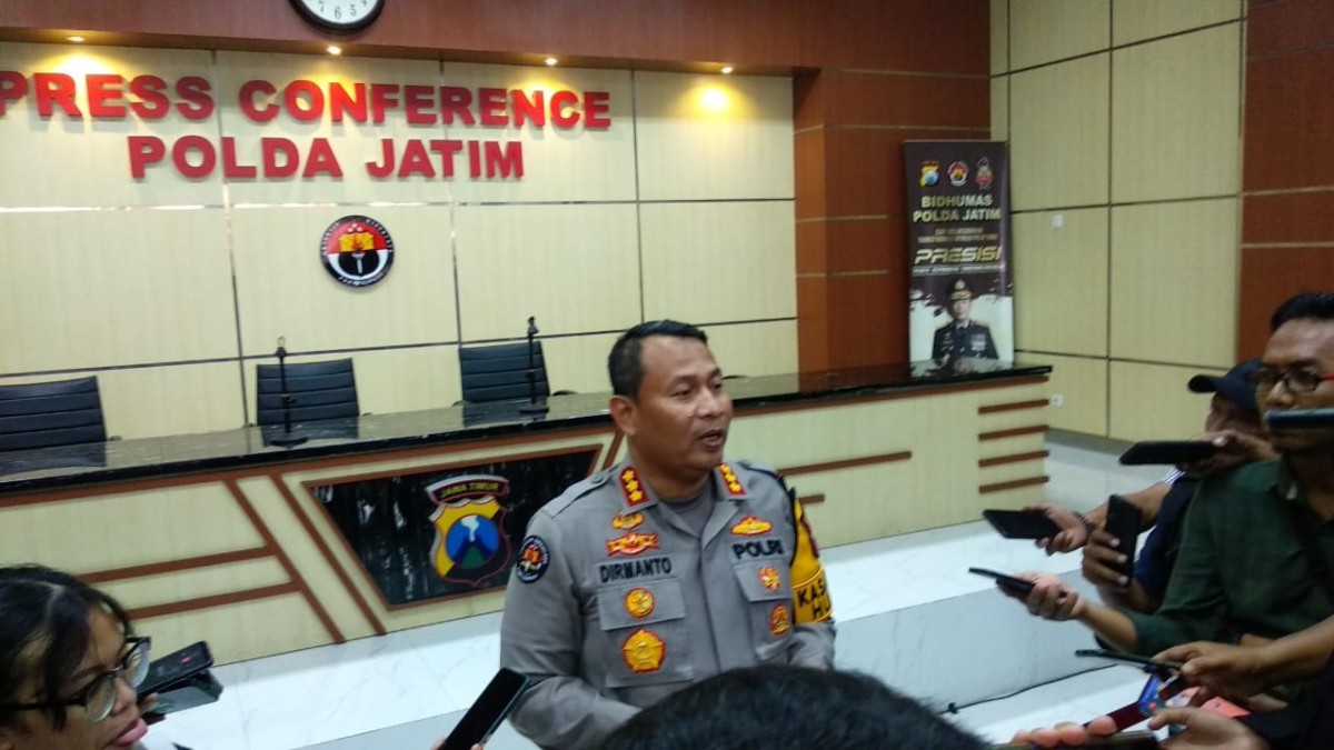 Kabid Humas Polda Jatim Kombes Pol Dirmanto saat memberikan keterangan pada wartawan (Foto: Haryo Agus/jatimnow.com)