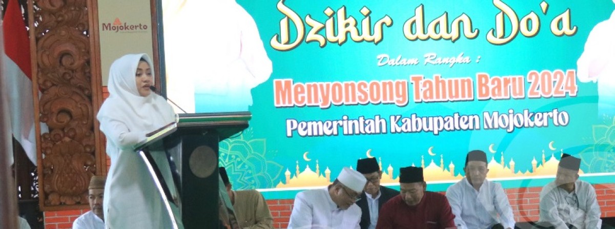 Bupati Ikfina Fahmawati saat menghadiri dzikir dan doa menyongsong tahun baru 2024 di Pendopo Graha Maja Tama Pemkab Mojokerto. (Foto: dok Kominfo Pemkab Mojokerjto for jatimnow.com)