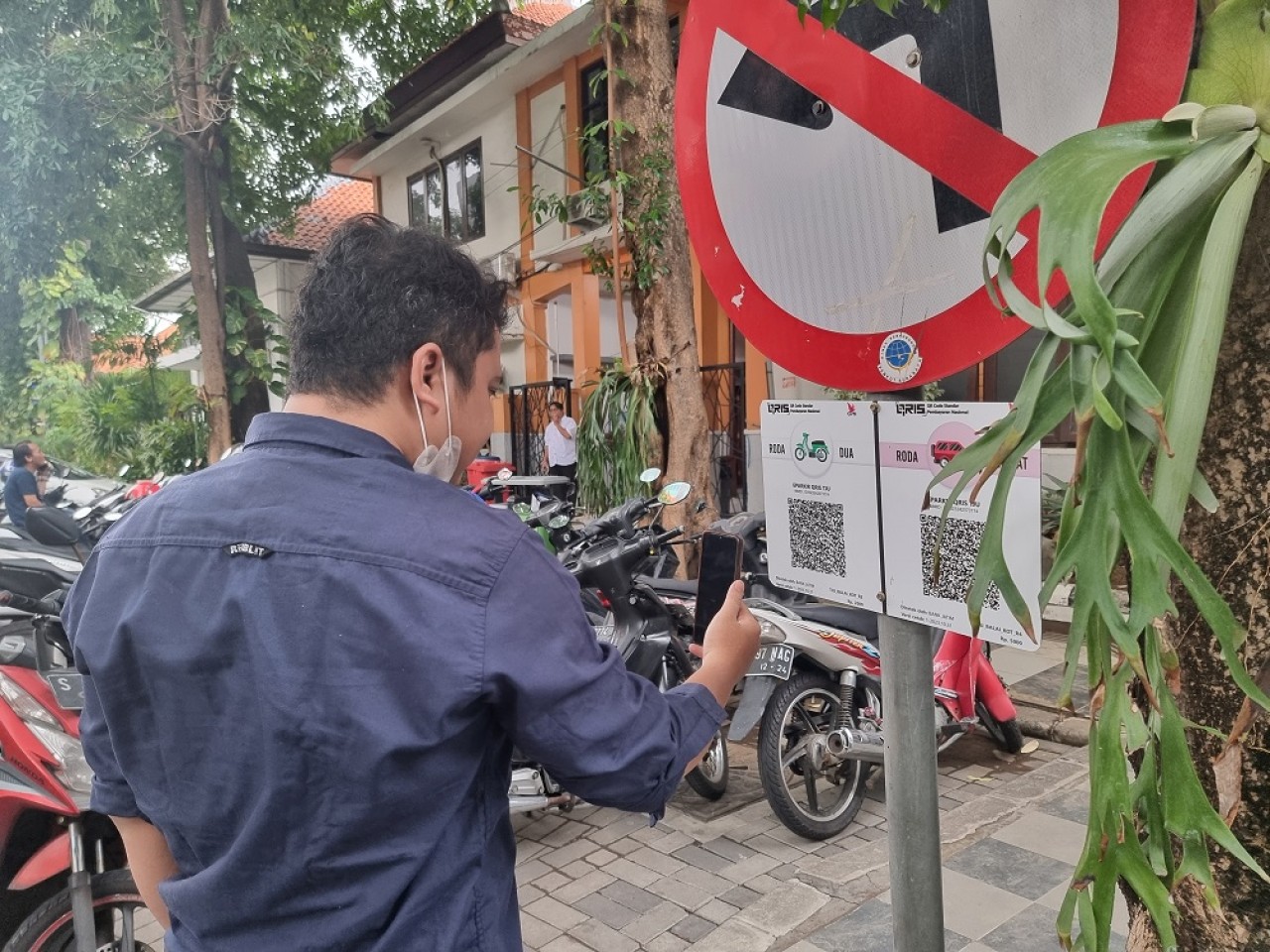 Warga saat melakukan scan barcode pembayaran parkir nontunai di Surabaya (Foto: Ni'am Kurniawan/jatimnow.com)