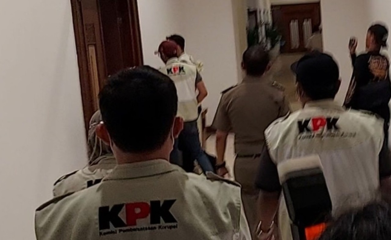 Ilustrasi. KPK saat melakukan OTT di ruang Wakil Gubernur Jatim tahun lalu. (Foto: Ni'am Kurniawan/jatimnow.com)