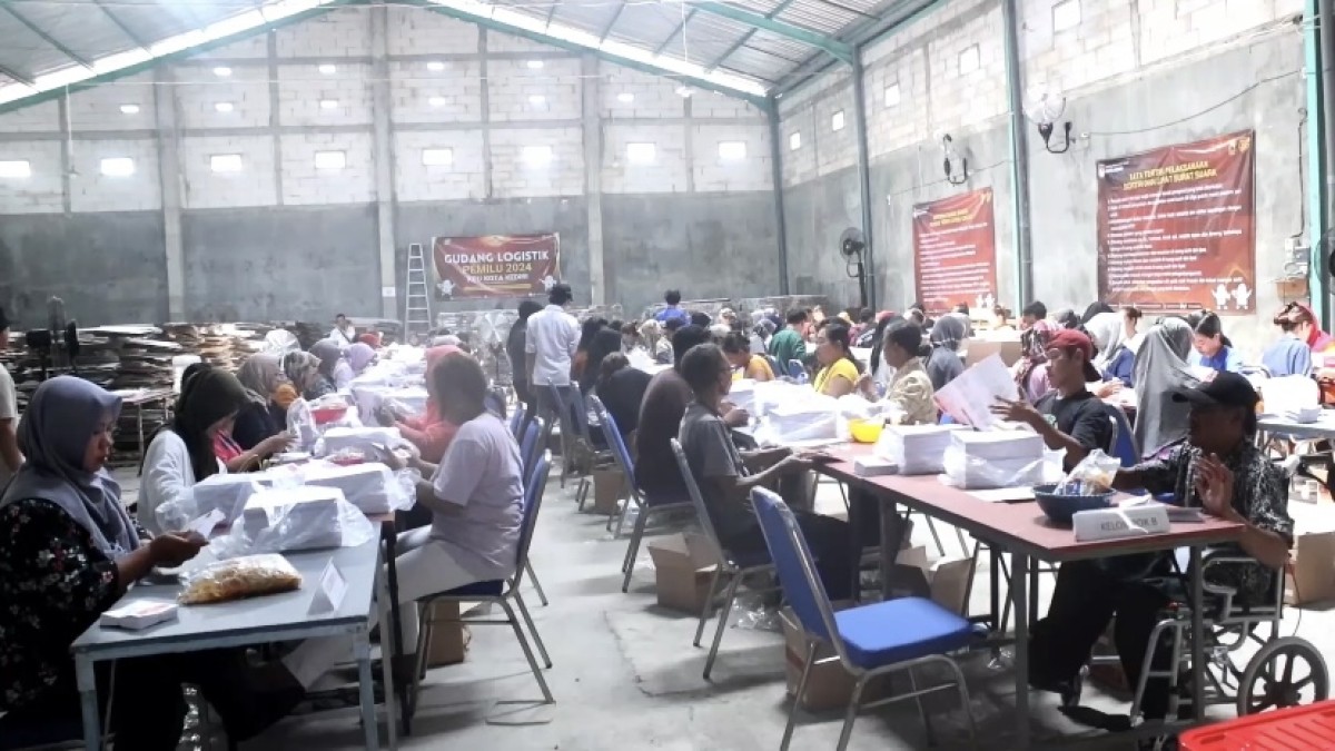 Para pekerja melakukan penyortiran dan pelipatan surat suara di gudang logistik KPU Kota Kediri. (Foto : Yanuar Dedy/jatimnow.com)
