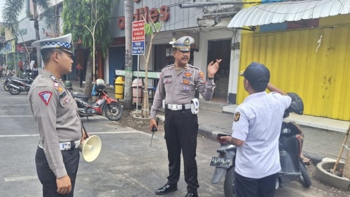 Polisi Pantau Jalan Dhoho Kediri, Ingatkan Jukir Soal Larangan Parkir Mobil