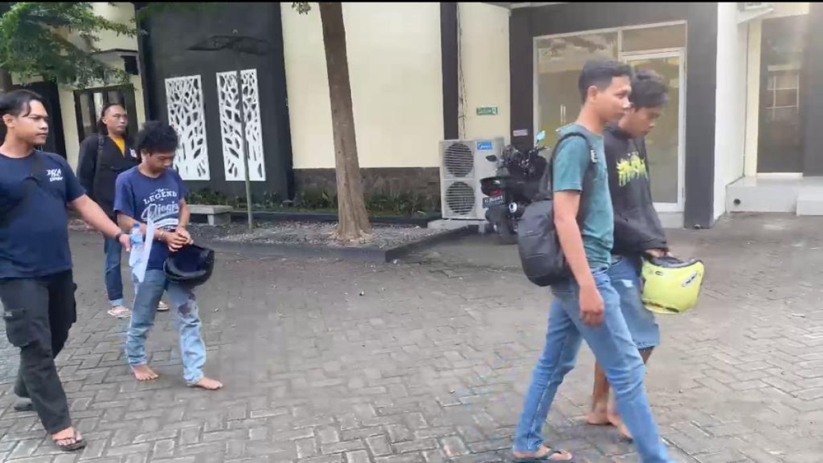 Polisi amankan 2 pelaku pemerkosaan ibu asal Bekasi. (Foto: Satreskrim Polres Kediri for jatimnow.com)