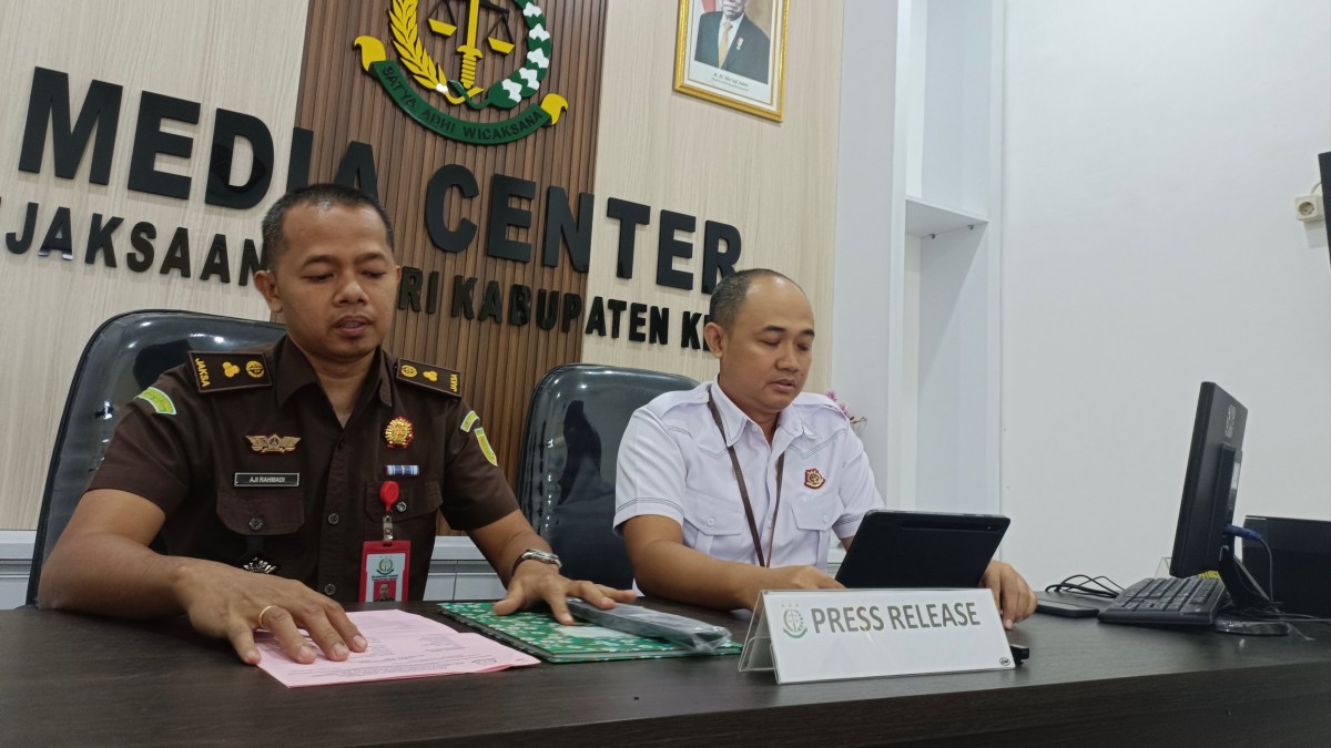 Kasi Pidum Kejaksaan Negeri Kabupaten Kediri, Aji Rahmadi (kiri). (Foto: Yanuar Dedy/jatimnow.com)