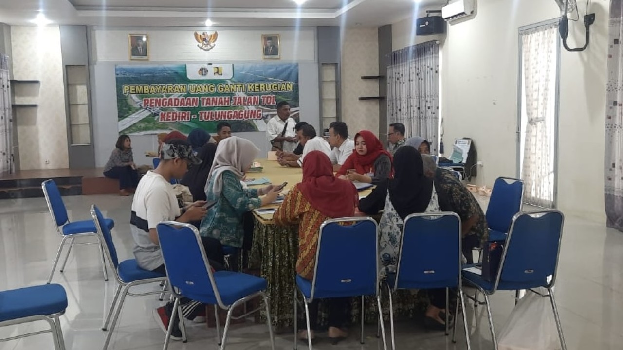 Proses pembayaran UGK bidang lahan proyek tol Kediri-Tulungagung. (Foto: Yanuar Dedy/jatimnow.com)