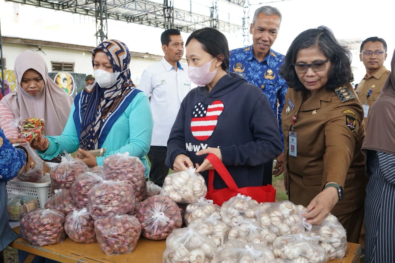 Pj Wali Kota Kediri Zanariah saat meninjau pasar murah. (Foto: Kominfo Kota Kediri/jatimnow.com)