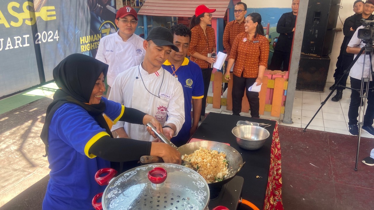 Penghuni Lapas Kediri Belajar Masak Nasi Goreng dan Lumpia bareng Chef
