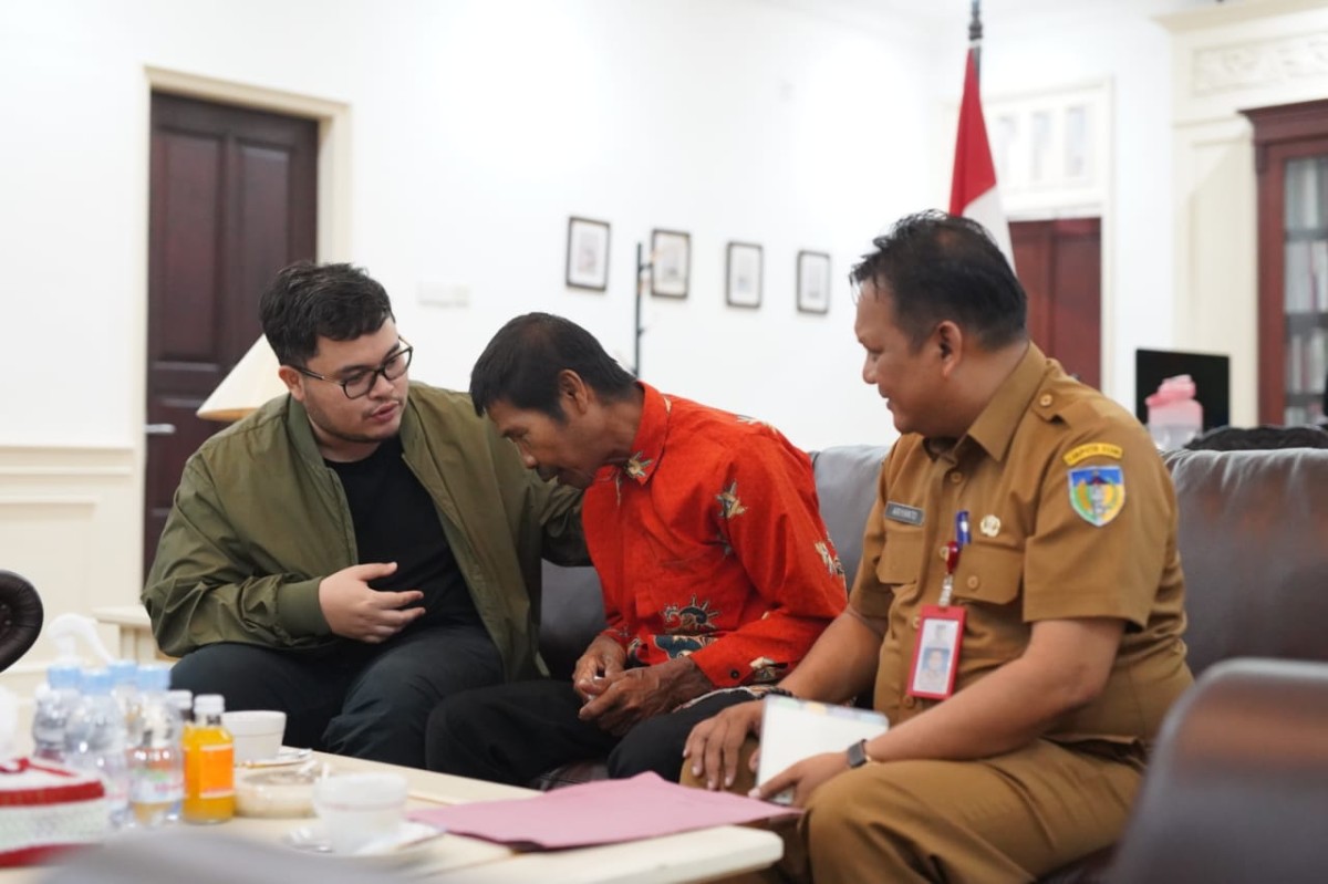 Kisah Lansia Penjual Roti Keliling Dorong Gerobak dari Wates hingga Kota Kediri