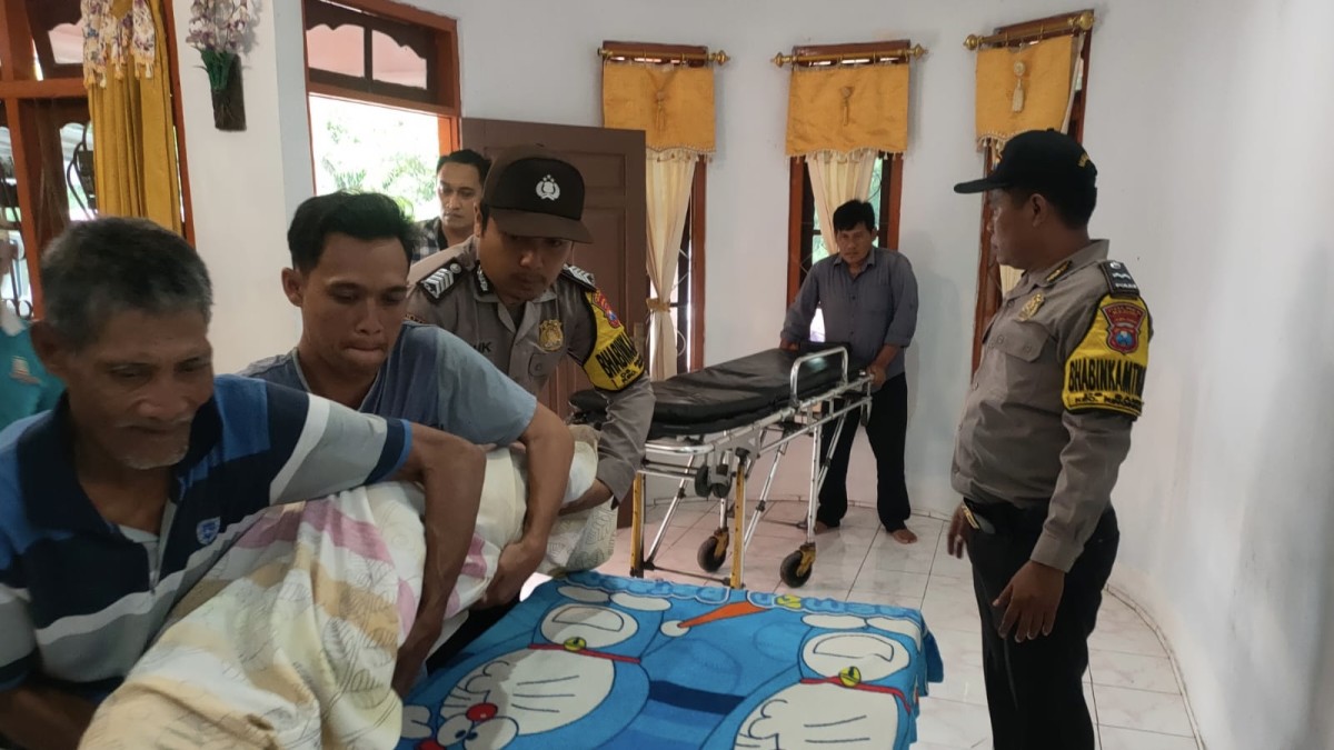 Korban dibawa ke rumah duka di Ringinrejo. (Foto: Polsek Ringinrejo/jatimnow.com)
