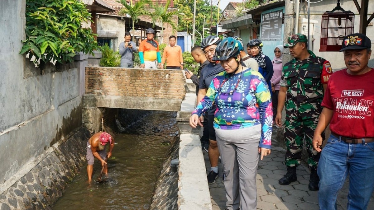 Pj Wali Kota Kediri Zanariah tinjau titik saluran air. (Foto: Pemkot Kediri/jatimnow.com)