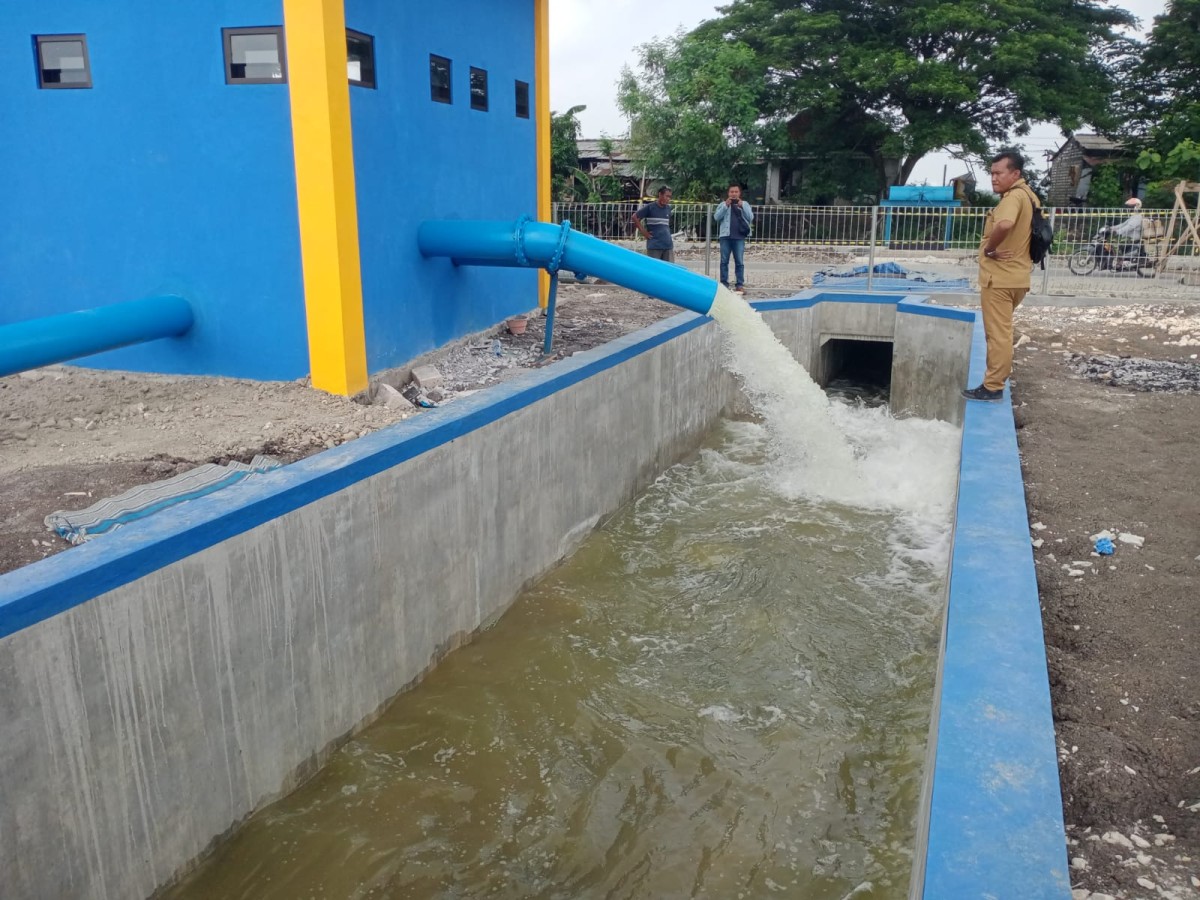 Uji coba pompa air di kolam retensi Lamongan. (Foto: Adyad Ammy Iffansah/jatimnow.com).
