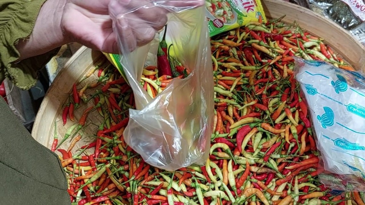 Cabai rawit dagangan salah satu penjual di Pasar Sidoharjo, Lamongan. (Foto : Adyad Ammy Iffansah/jatimnow.com)