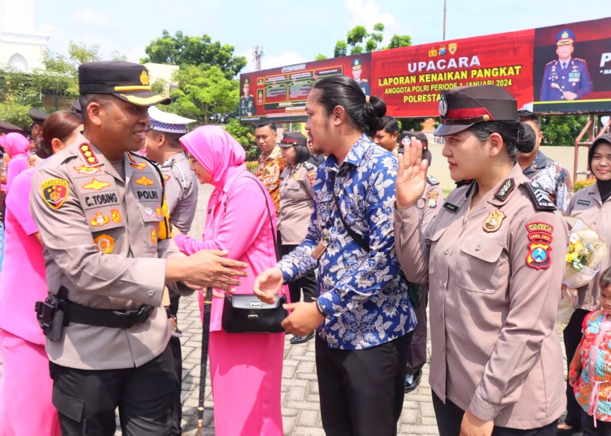 Kapolresta Sidoarjo Kombes Pol Christian Tobing memberi selamat pada personelnya yang naik pangkat. (Foto: Humas Polresta Sidoarjo for jatimnow.com)