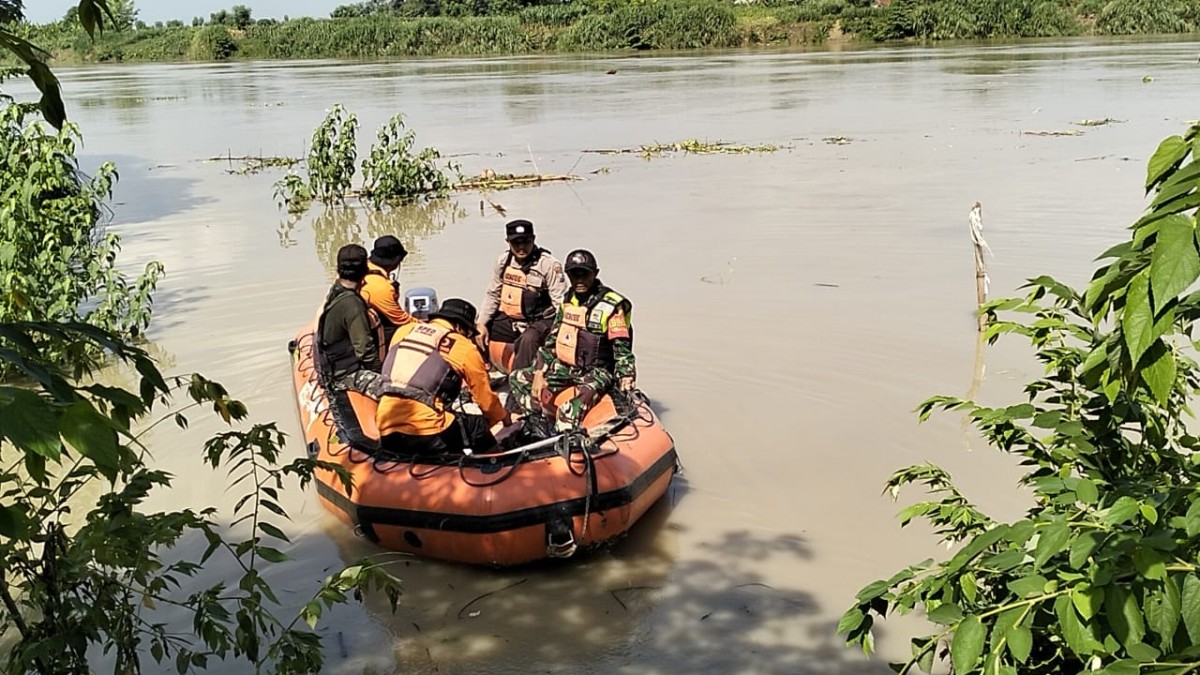 Petugas dari BPBD Bojonegoro bersama TNI dan polisi saat melakukan pencarian terhadap korban. (Foto: Polsek Baureno)