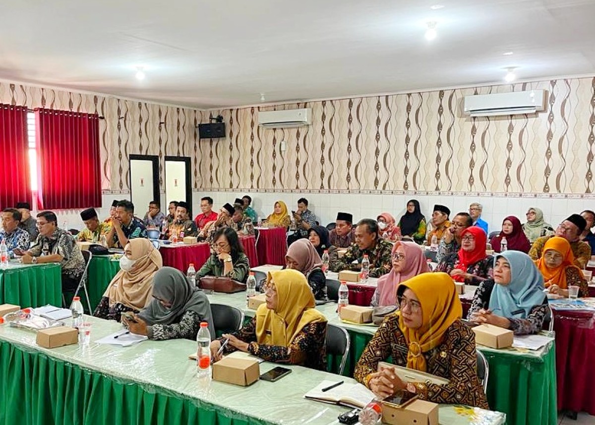 Penyerahan manfaat dihadiri oleh para kepala sekolah penerima manfaat dan Korwas SMP Sidoarjo di Ruang Pertemuan SMPN 2 Sidoarjo.(Foto: Komunitas Seni Budaya BrangWetan for jatimnow.com).