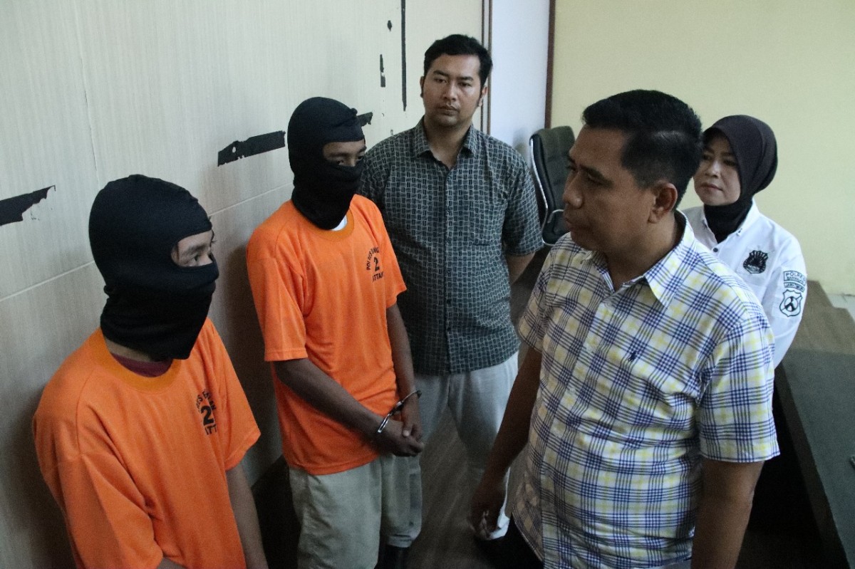 Kedua pelaku usai diamankan Polres Bangkalan. (Foto: Fathor Rahman/jatimnow.com)