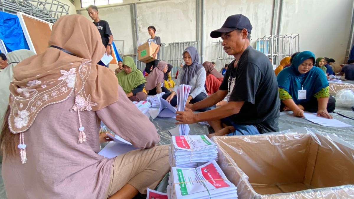 Pekerja pelipat surat suara di gudang KPU Bojonegoro (Foto: Misbahul Munir/jatimnow.com)
