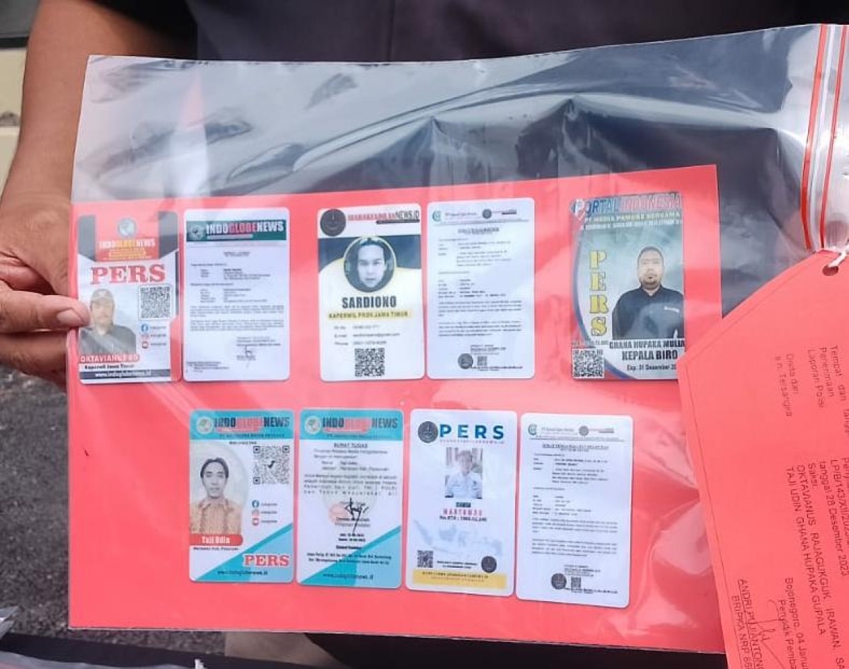 Barang bukti kartu identitas oknum wartawan yang diamankan polisi (Foto: Misbahul Munir/jatimnow.com)