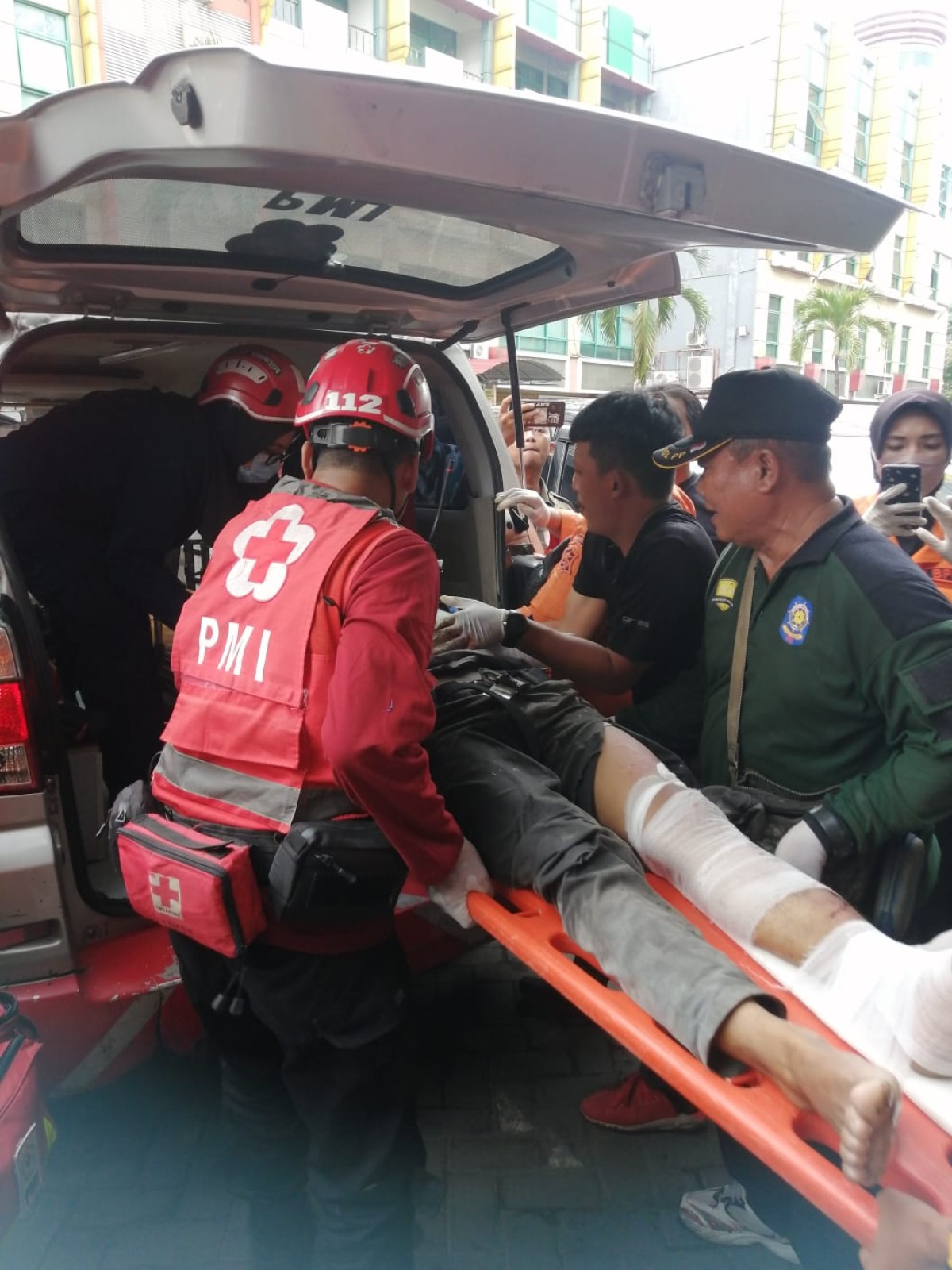 Proses evakuasi teknisi korban ledakan AC Outdoor di Surabaya. (Foto: Humas BPBD Surabaya for jatimnow.com)