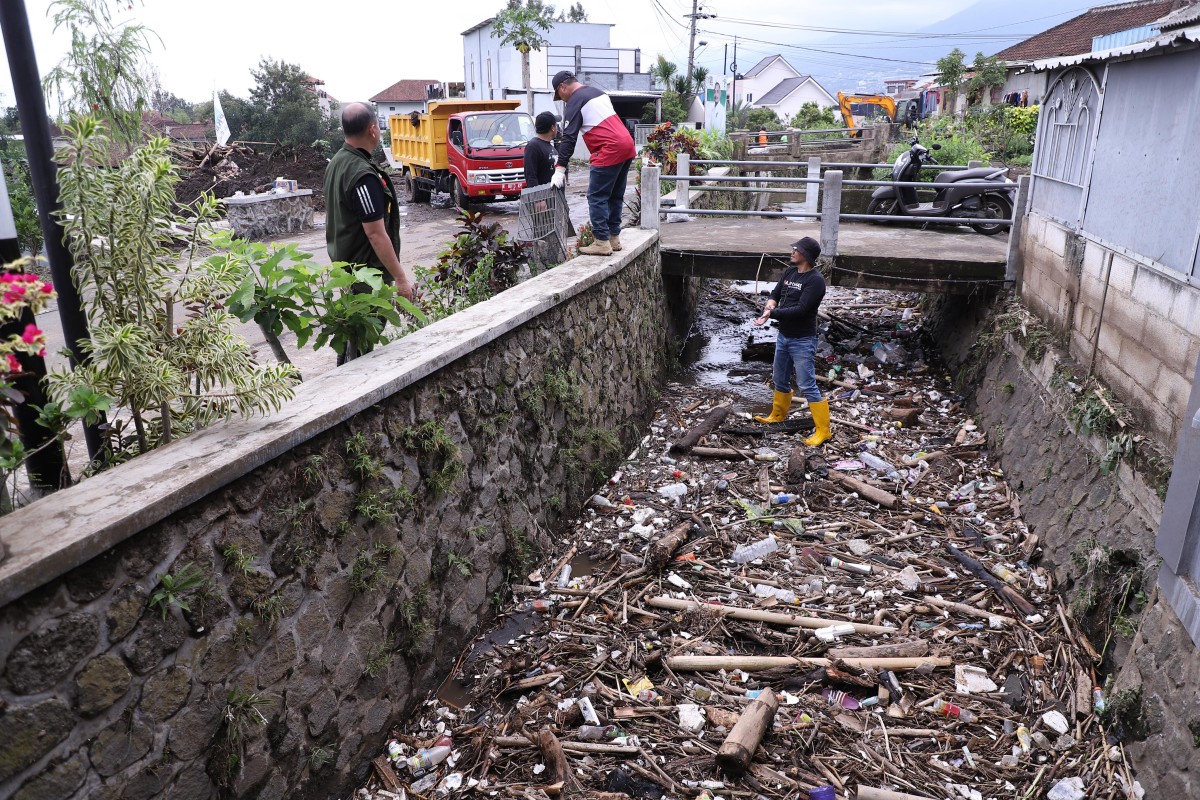 Pj Wali Kota Batu, Aries Agung Paewai (kiri) saat meninjau pembersihan material di Kali Paron, Desa Bumiaji, Kota Batu pasca banjir beberapa waktu lalu. (Foto: Gerhana/jatimnow.com)