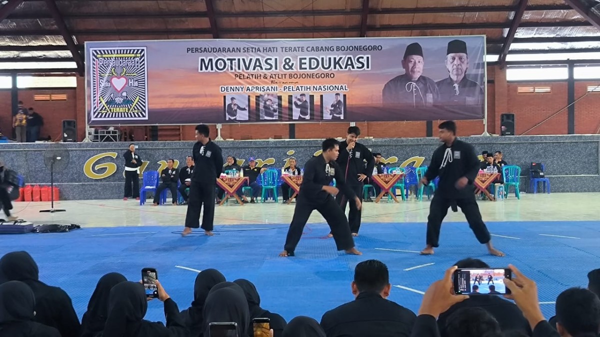 Suasana latihan para atlet pencak silat binaan PSHT cabang Bojonegoro bersama Denny Aprisani (Foto: Misbahul Munir/jatimnow.com) 
