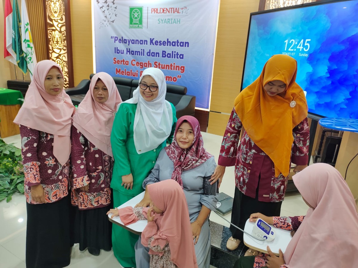 Ketua PP Fatayat NU, Margaret Aliyatul saat kegiatan layanan kesehatan dan pemaparan Emo Demo di Lamongan. (Foto: Adyad Ammy Iffansah/jatimnow.com)