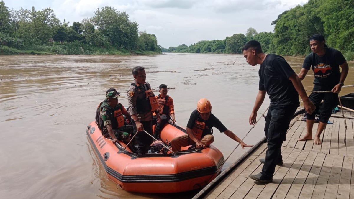 Petugas BPBD Bojonegoro bersama polisi saat mengevakuasi korban. (Foto: Polsek Ngraho/jatimnow.com)