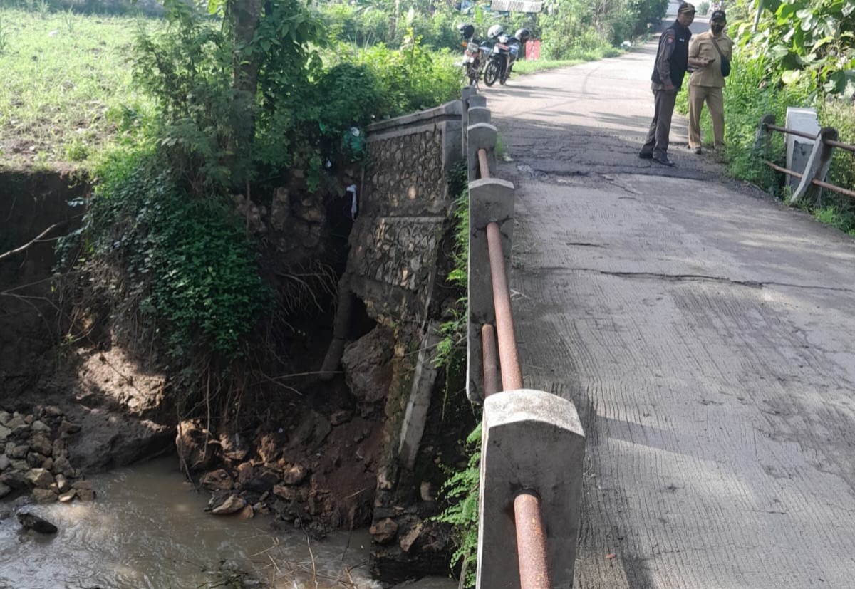 TPT Jembatan Penghubung Antar Desa di Lamongan Rusak, Warga Tutup Akses Roda 4