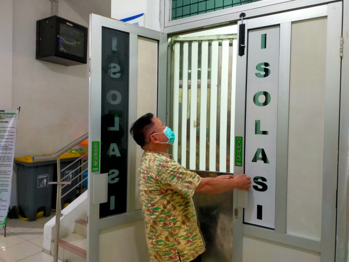 Humas RSUD Bojonegoro drg. Thomas Djaja saat menunjukkan ruangan isolasi Poli Jiwa. (Foto: Misbahul Munir/jatimnow.com)