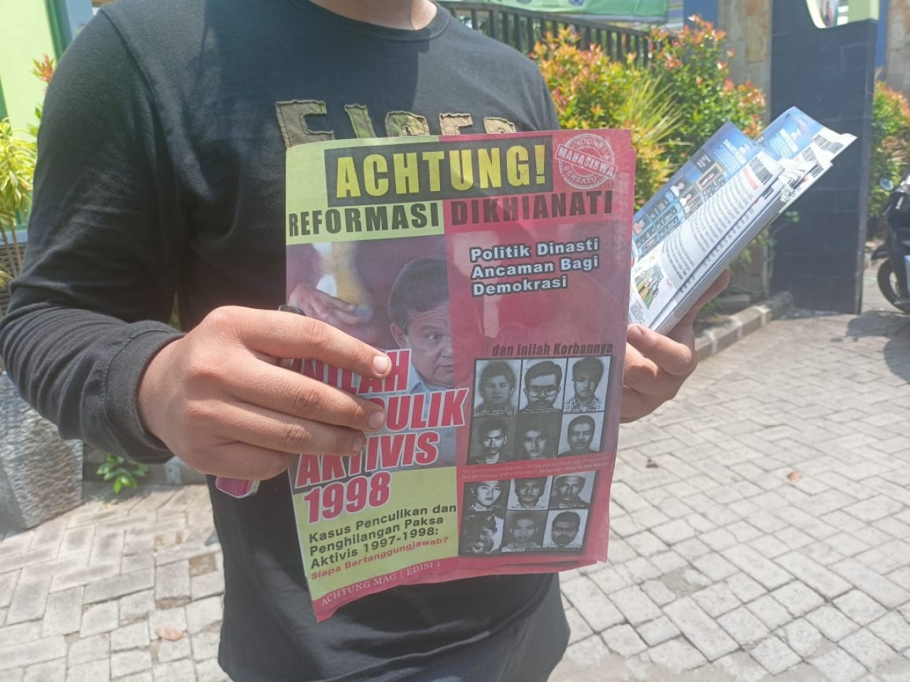 Aksi sebar pamflet yang dilakukan mahasiswa Unitomo (Haryo Agus/jatimnow.com)