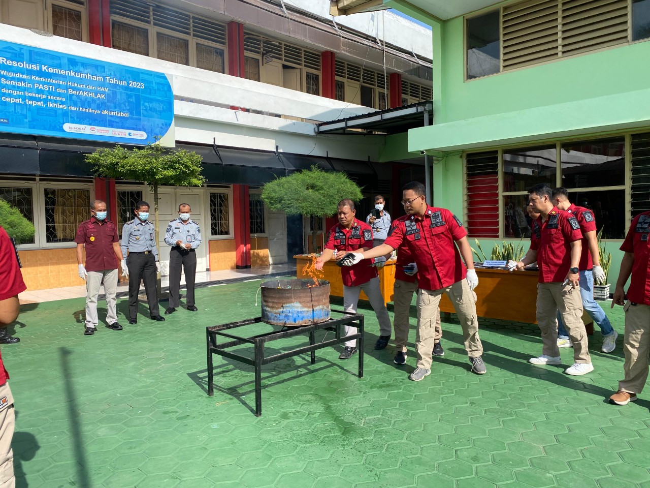 Sejumlah petugas saat memusnahkan barang terlarang hasil razia di Lapas Bojonegoro (dok Humas Lapas Bojonegoro for jatimnow.com)