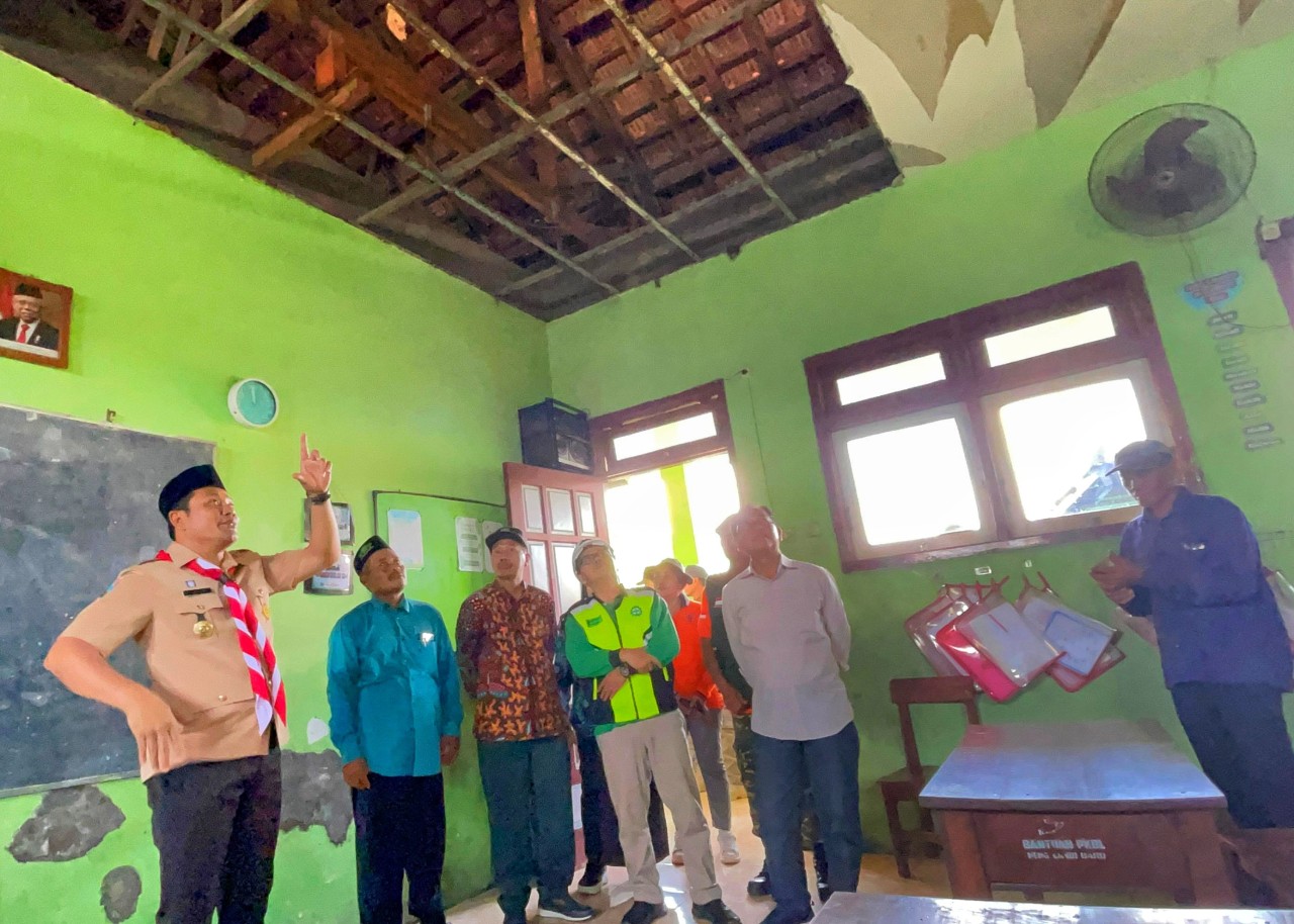 Wakil Bupati Sidoarjo, Subandi saat melakukan sidak di 2 sekolah. (Foto: Humas Pemkab Sidoarjo for jatimnow.com).
