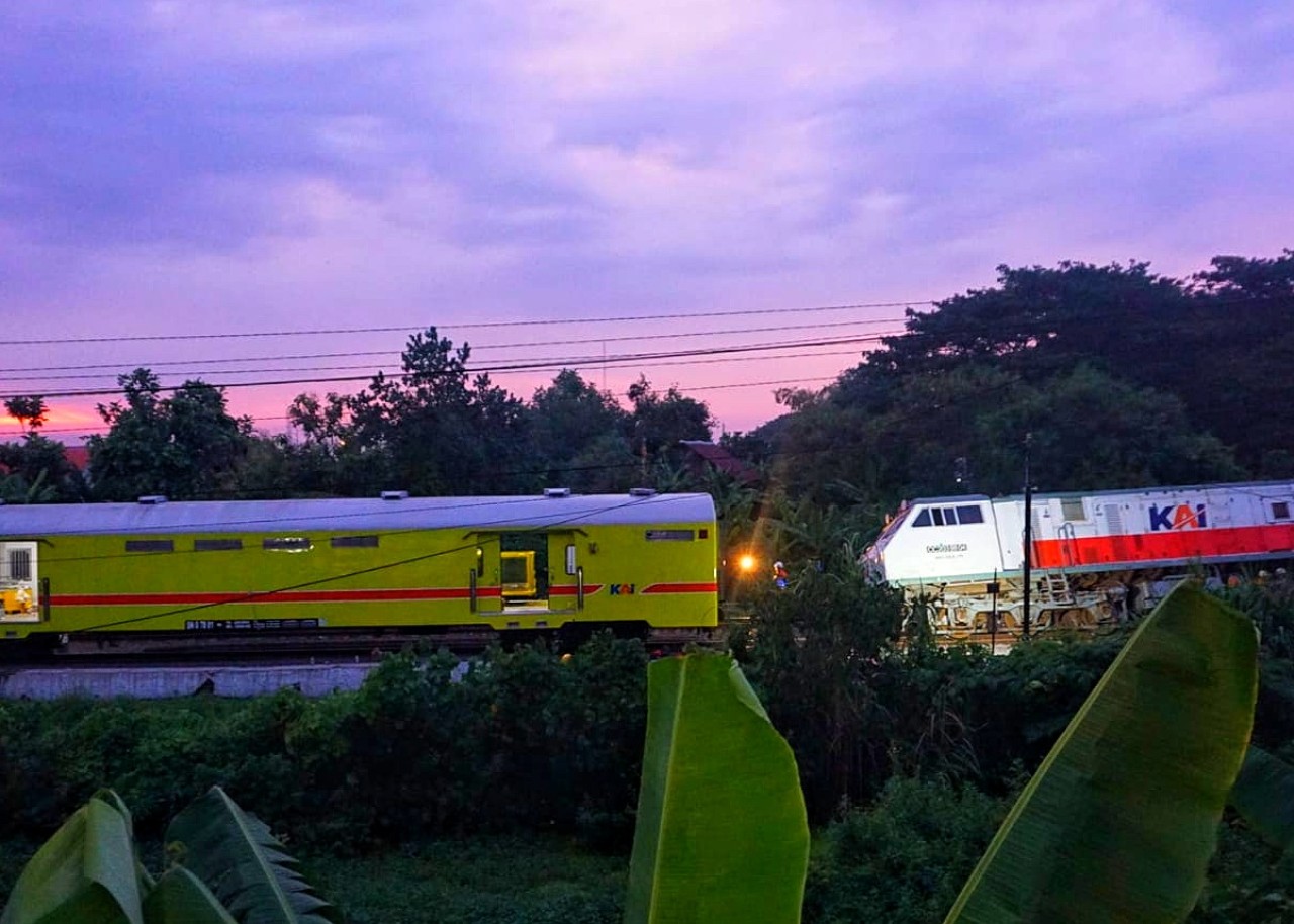 KA Pandalungan saat proses evakuasi. (Foto: Ahaddiini HM/jatimnow.com)