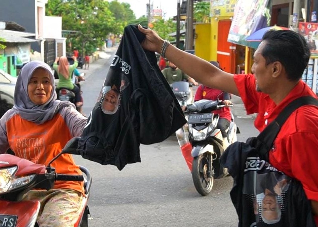 Repdem Kabupaten Sidoarjo membagikan kaos Ganjar-Mahfud. (Foto: Ahaddiini HM/jatimnow.com)