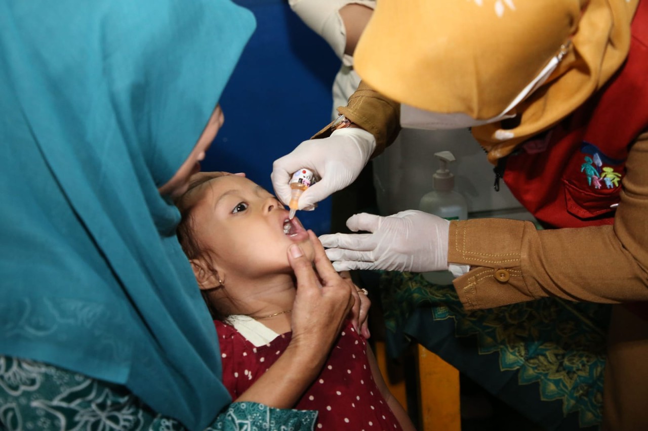 Proses imunisasi Polio di Surabaya (Foto: Humas Pemkot Surabaya for jatimnow.com)