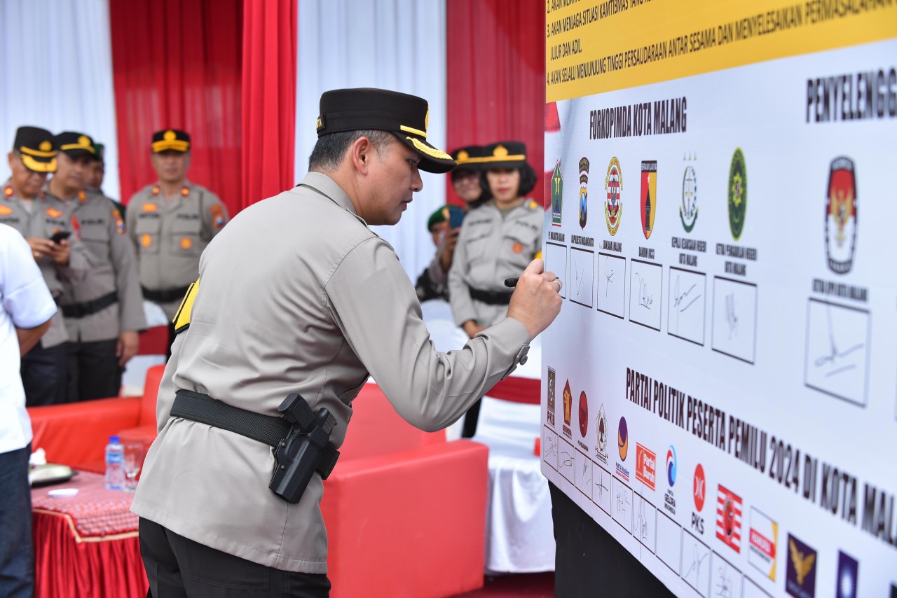 Kapolresta Malang Kota Kombes Pol Budi Hermanto saat menandatangani deklarasi pemilu damai di papan yang sudah disiapkan.  (Foto : Humas Polresta Malang Kota for jatimnow.com)