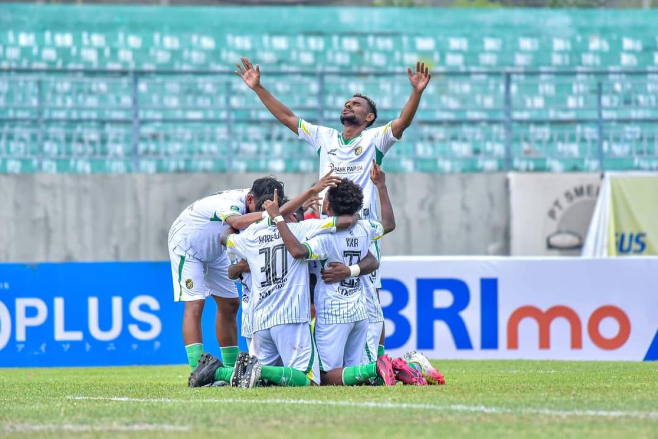 Boaz Salossa Dkk selebrasi usai mencetak gol tunggal yang menjadi penentu kemenangan dari Gresik United di Gejos (Foto: Instagram Persewar Official)